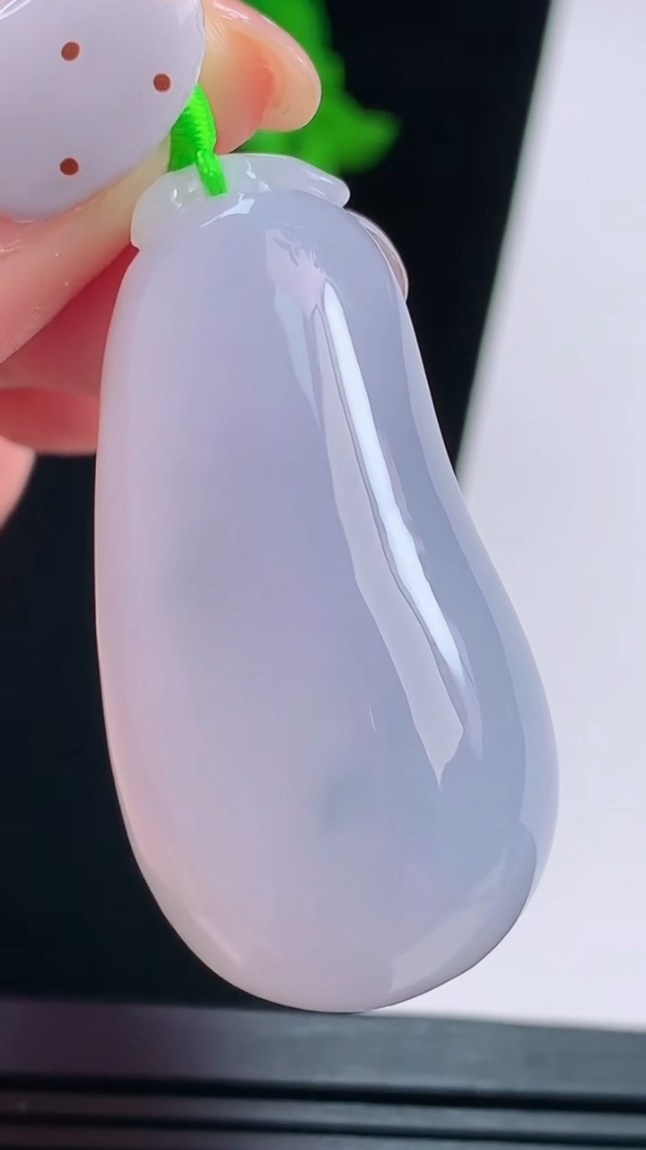 天然A货翡翠紫罗兰 飘花福瓜吊坠，尺寸43.5-22-11.2，重量:21.16g
8月21日