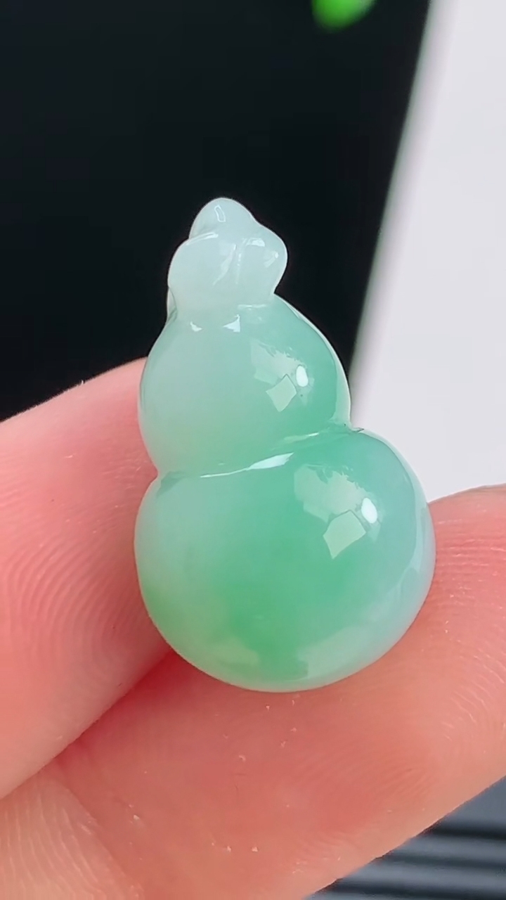 天然A货翡翠葫芦吊坠，尺寸21-12.5-13 重量:4.92g
8月21日