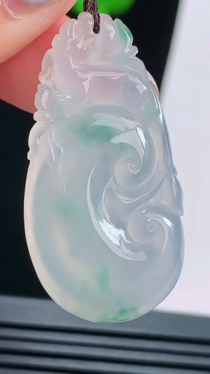 天然A货翡翠如意吊坠，尺寸38-20-4.5 重量:6.45g
8月21日