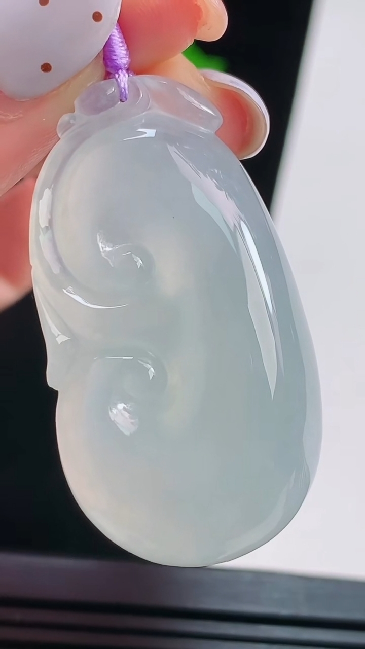 天然A货翡翠如意吊坠，尺寸42-23-9 重量:18.13g
8月21日