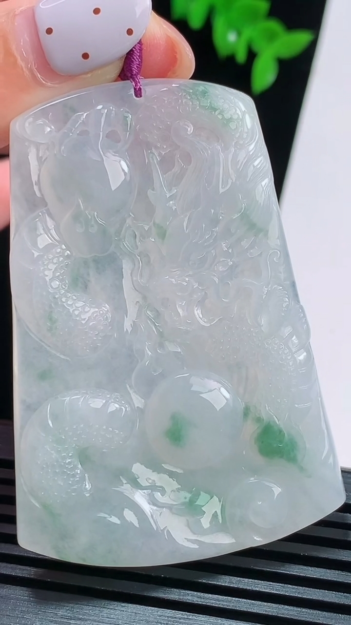 天然A货翡翠飘花龙牌吊坠，尺寸61-42.5-5 重量:28.70g
8月21日