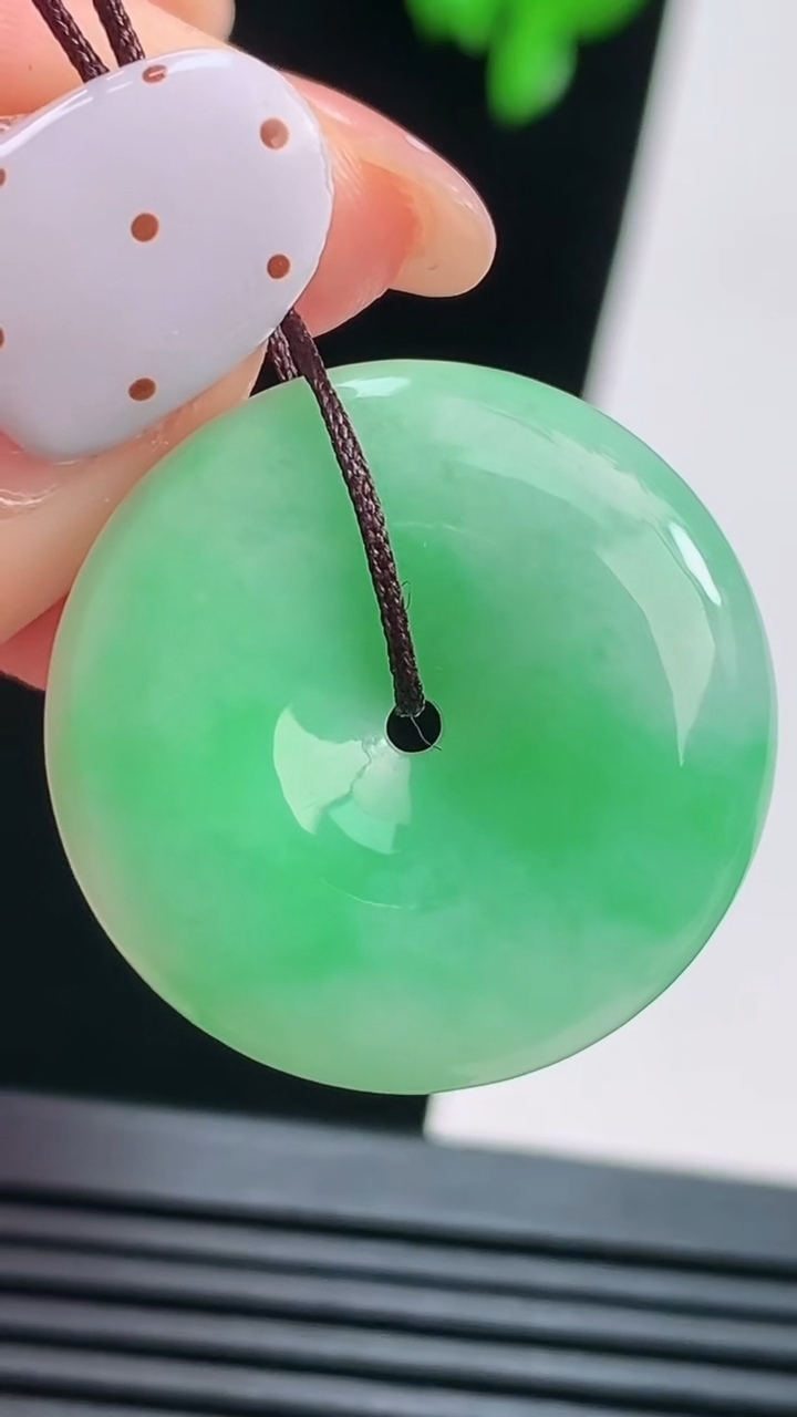 天然A货翡翠平安扣吊坠，尺寸25-5.5 重量:7.50g
8月21日