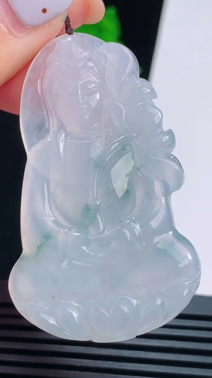 天然A货翡翠飘花大势至菩萨吊坠，尺寸53.5-32.6-5 重量:16.01g
8月21日