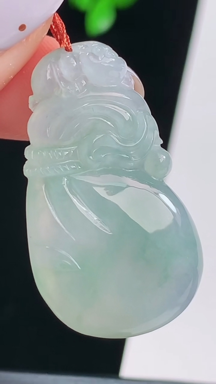 天然A货翡翠福袋吊坠，尺寸35-20-5.5 重量:7.60g
8月21日