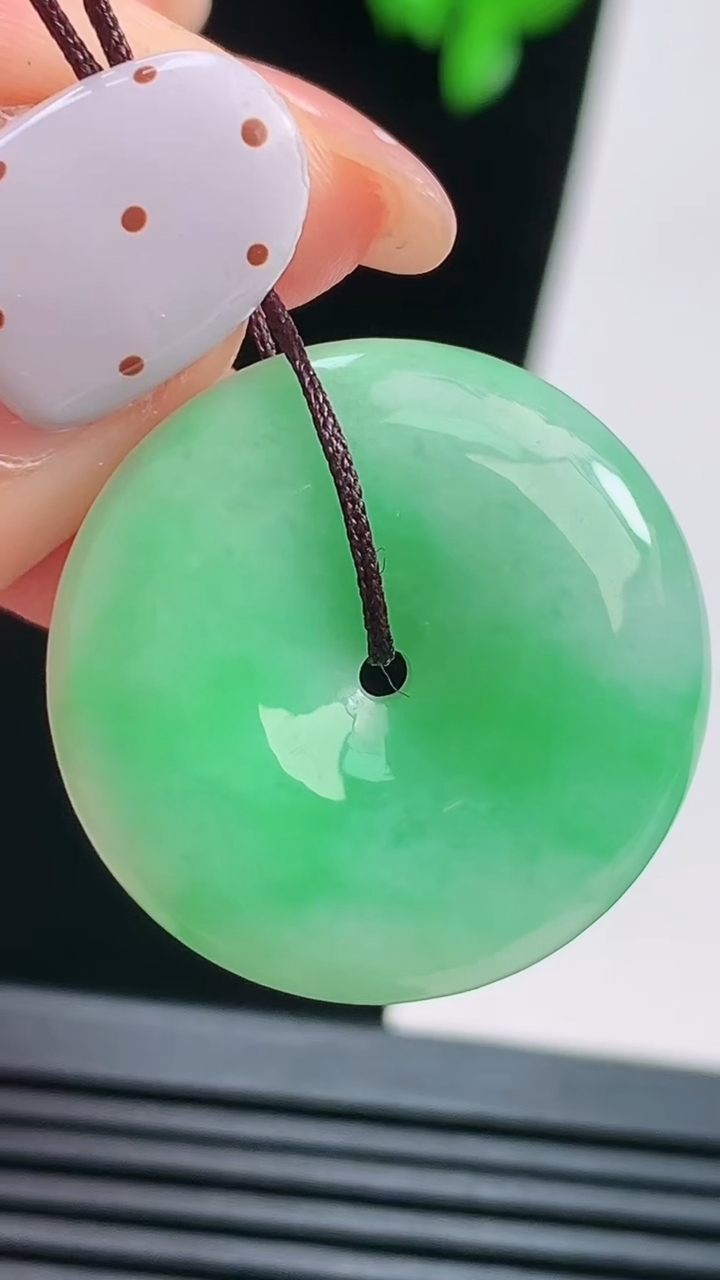 天然A货翡翠平安扣吊坠，尺寸25-5.5 重量:7.50g
8月21日