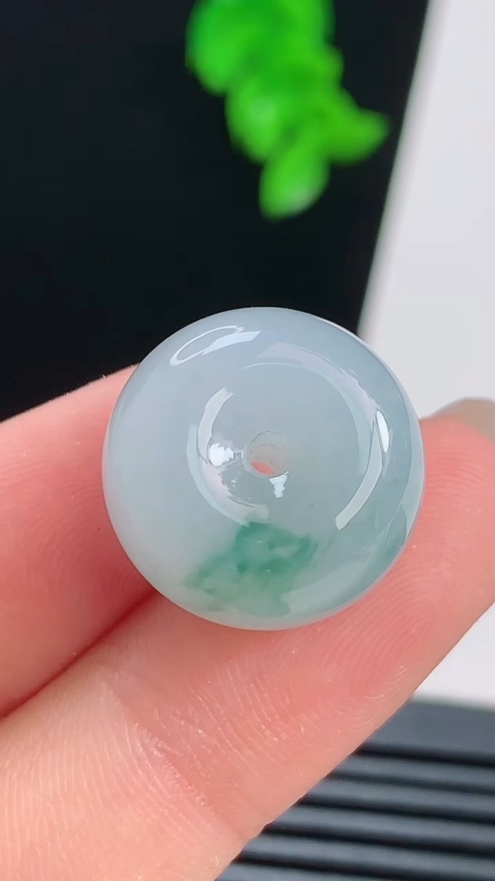 天然A货翡翠飘花路路通吊坠，尺寸17.5-11 重量:7.31g
8月21日