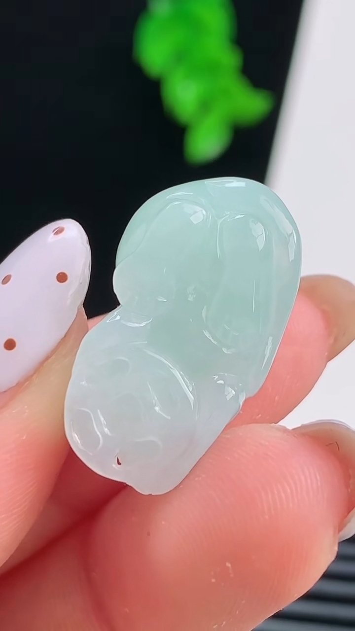 天然A货翡翠生肖鼠吊坠，尺寸24-13-11 重量:6.35g
8月21日