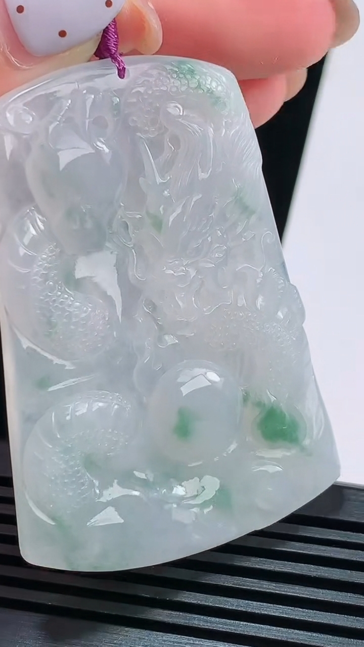 天然A货翡翠飘花龙牌吊坠，尺寸61-42.5-5 重量:28.70g
8月21日