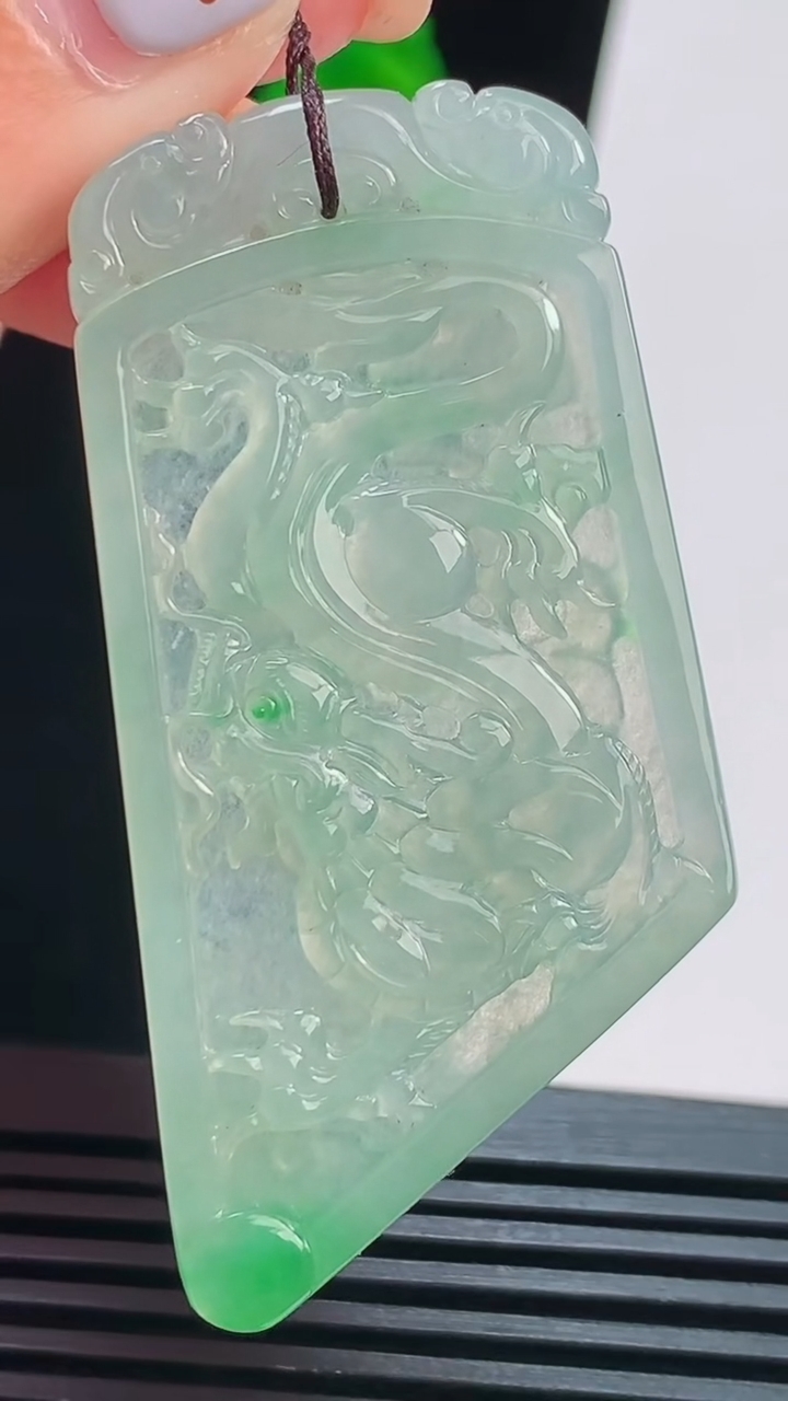 天然A货翡翠龙牌吊坠，尺寸56.5-28-4 重量:14.07g
8月21日