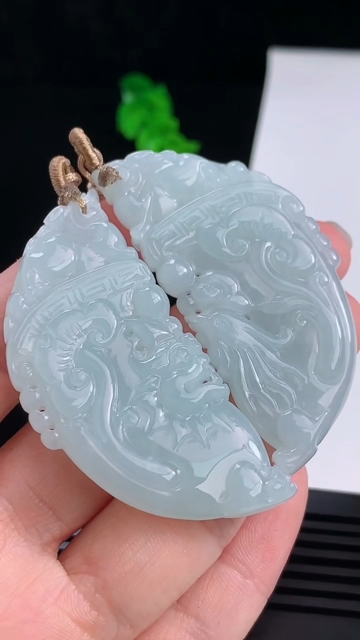 天然A货翡翠龙凤牌吊坠一对，尺寸55.6-26.5-6.6 重量:37.93g
8月21日