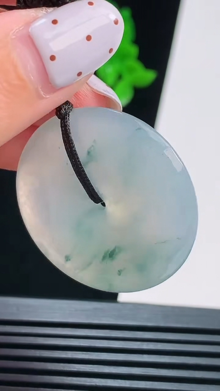 天然A货翡翠冰种飘花平安扣吊坠，尺寸33-6 重量:16.28g
8月21日