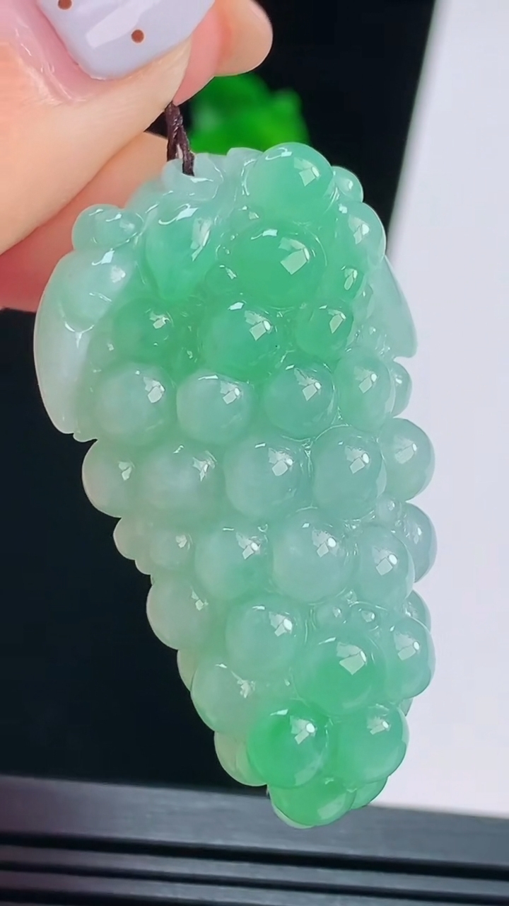 天然A货翡翠多子多福 葡萄吊坠，尺寸45.8-26-13 重量:23.97g
8月21日