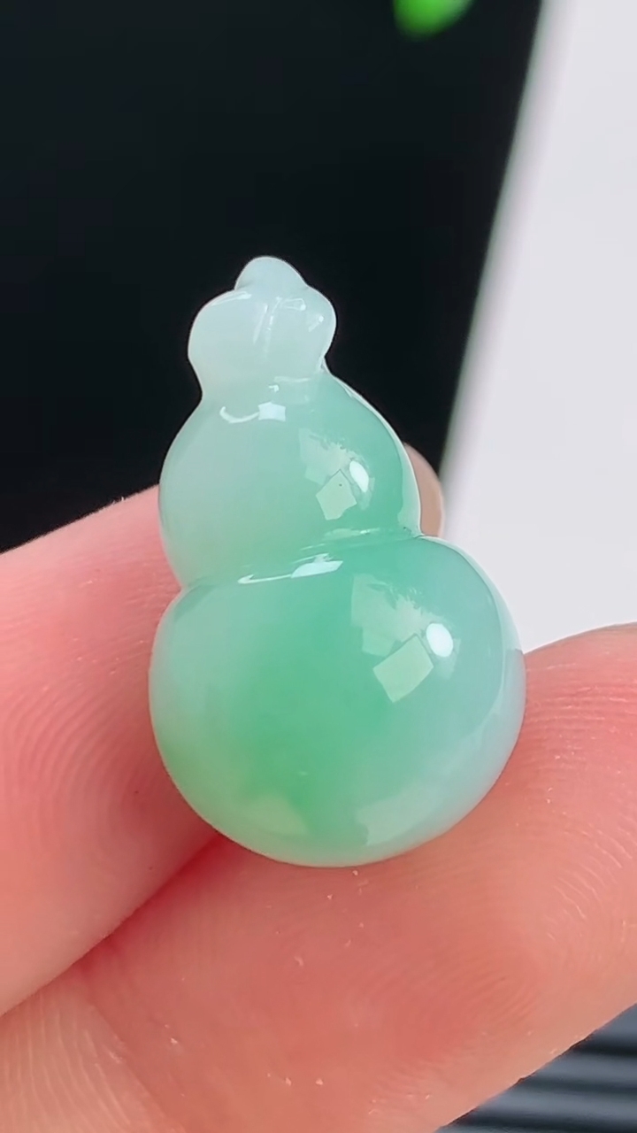 天然A货翡翠葫芦吊坠，尺寸21-12.5-13 重量:4.92g
8月21日