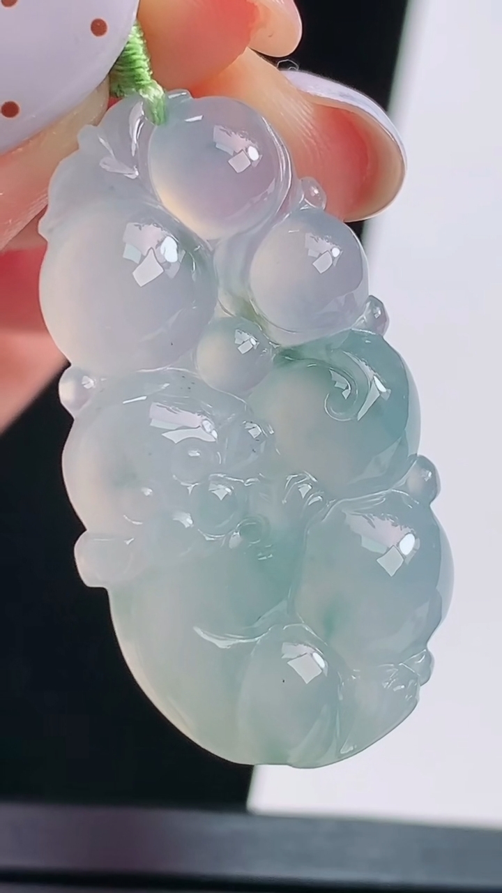 天然A货翡翠飘花灵猴献瑞吊坠，尺寸35-20-6 重量:7.83g
8月21日