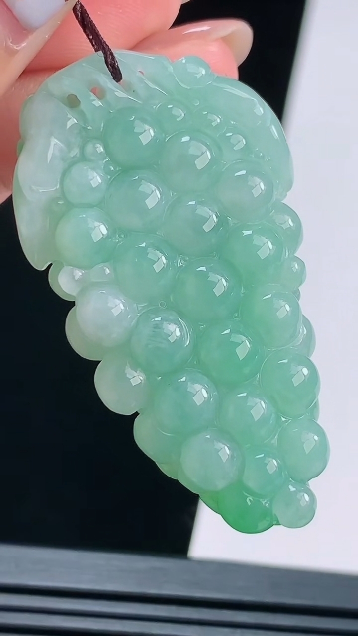天然A货翡翠多子多福 葡萄吊坠，尺寸45.8-26-13 重量:23.97g
8月21日