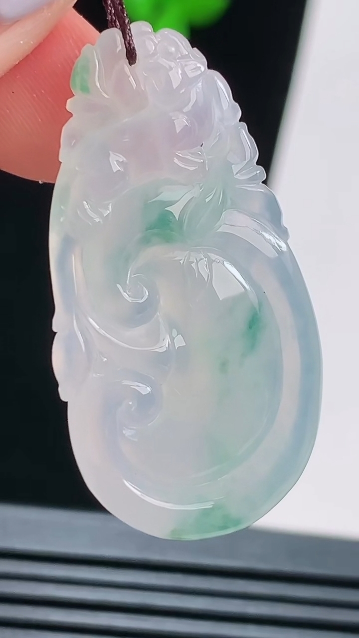 天然A货翡翠如意吊坠，尺寸38-20-4.5 重量:6.45g
8月21日