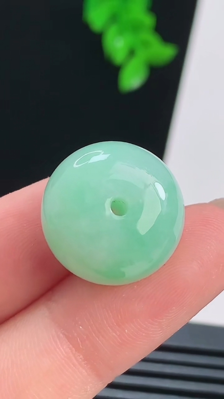 天然A货翡翠路路通吊坠，尺寸18-12.8 重量:8.25g
8月21日