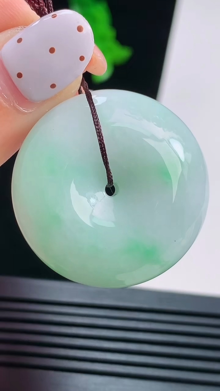天然A货翡翠平安扣吊坠，尺寸31.5-11.5 重量:23.68g
8月21日