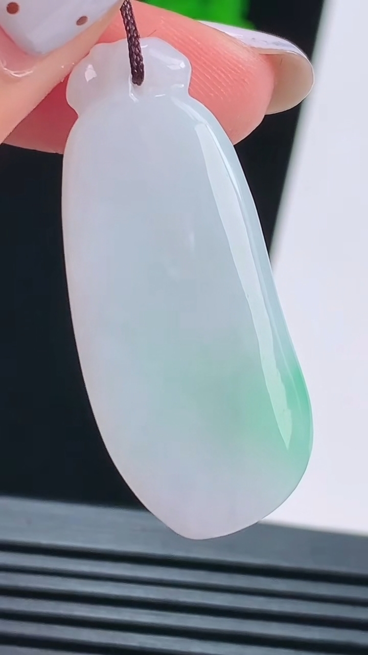 天然A货翡翠福瓜吊坠，尺寸38-16-8 重量:9.45g
8月21日