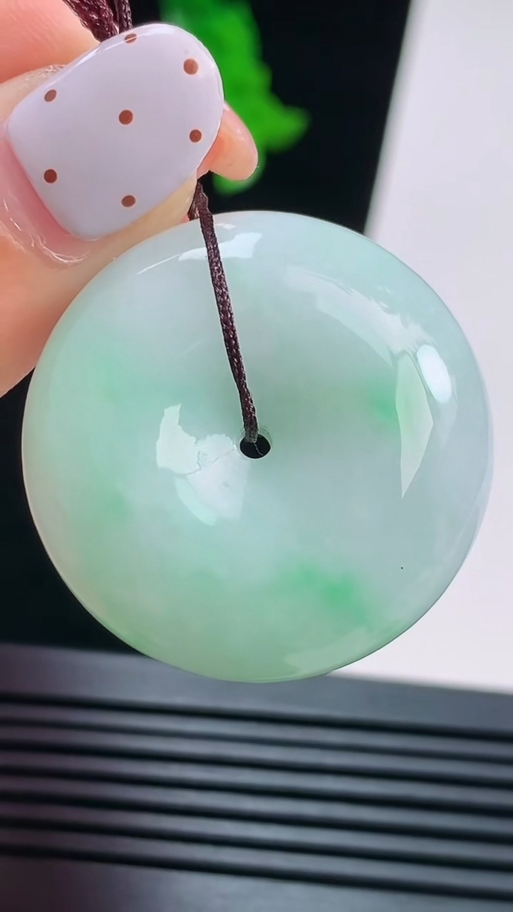 天然A货翡翠平安扣吊坠，尺寸31.5-11.5 重量:23.68g
8月21日