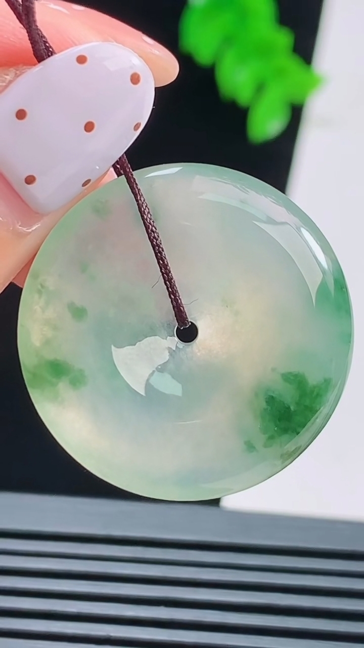天然A货翡翠种飘花平安扣吊坠，尺寸28-5 重量:8.00g
8月22日