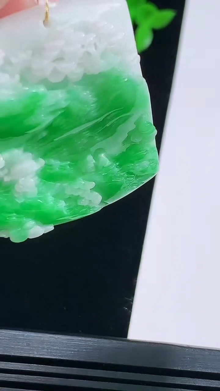天然A货翡翠山水牌吊坠，尺寸44-35-9.5 重量:30.62g
8月22日