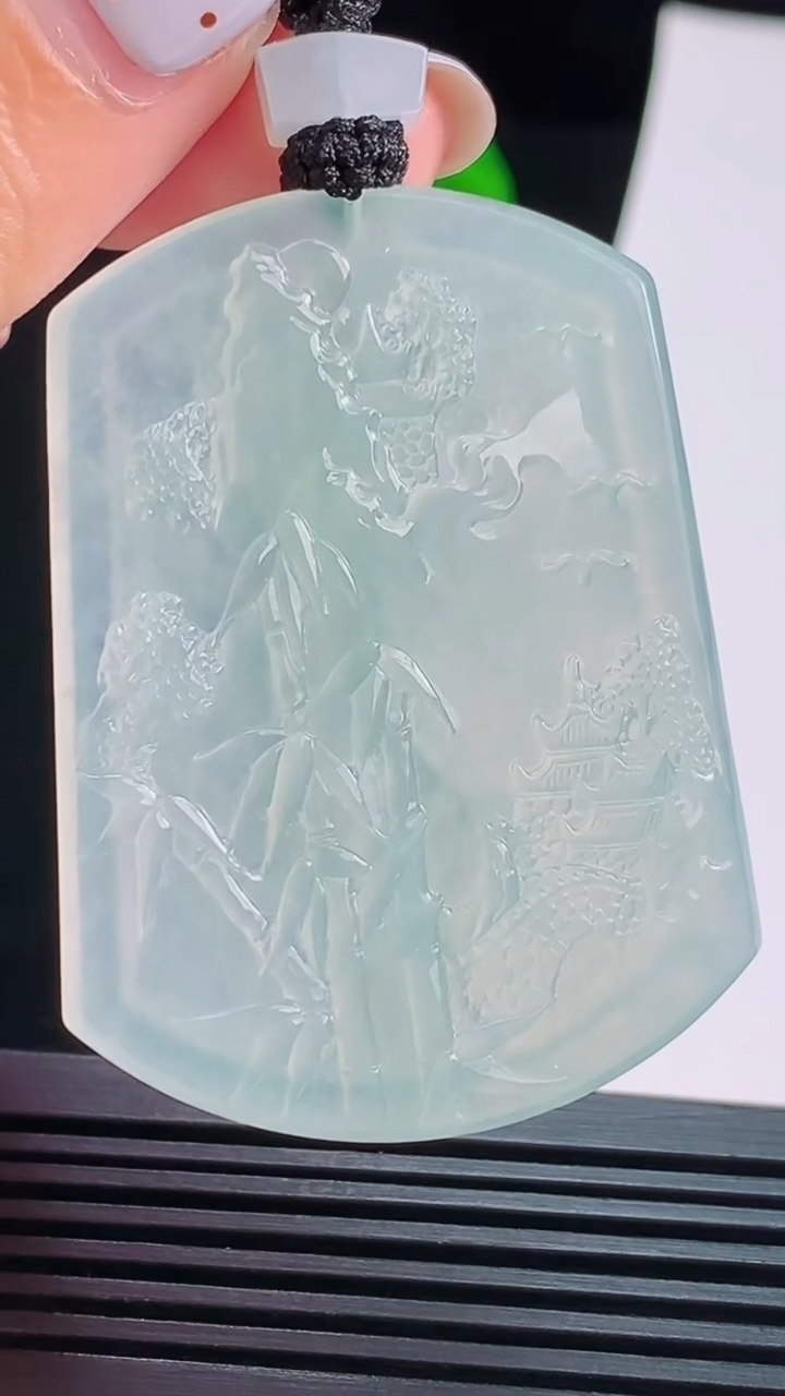 天然A货翡翠山水牌吊坠，尺寸53-39-5.5 重量:33.24g
8月22日