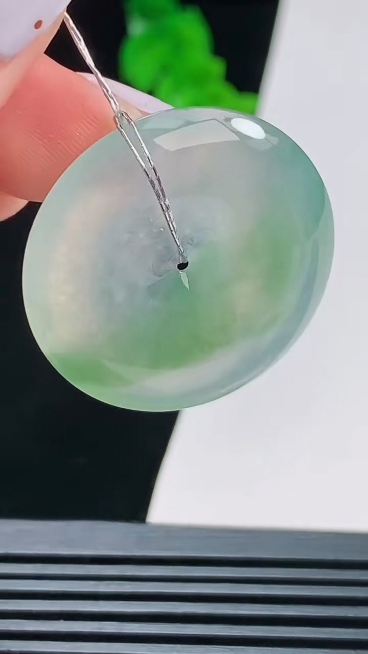 天然A货翡翠平安扣吊坠，尺寸30.5-5.5 重量:10.68g
8月22日
