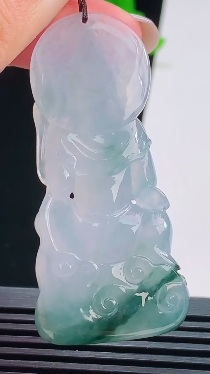 天然A货翡翠种飘花大势至菩萨吊坠，尺寸55-25.6-10.5 重量:21.26g
8月22日