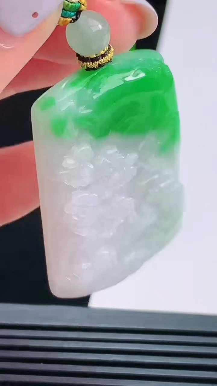 天然A货翡翠山水牌吊坠，尺寸41-28-5.8 重量:20.00g
8月22日