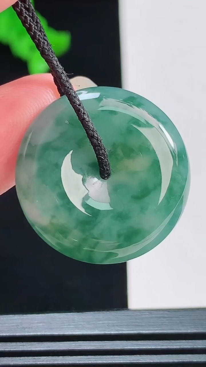 天然A货翡翠飘花平安扣吊坠，尺寸25.6-6重量:8.00g
8月22日