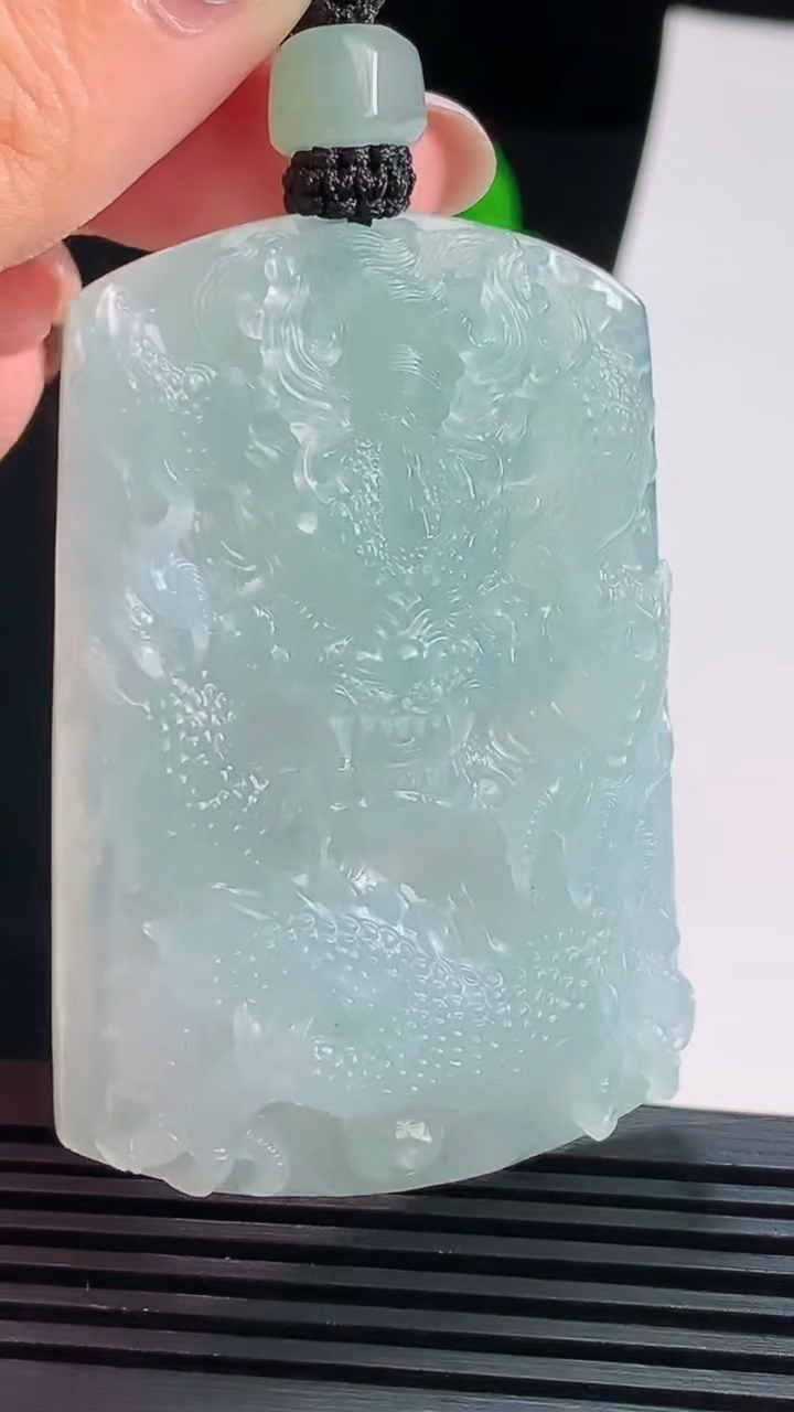 天然A货翡翠龙牌吊坠，尺寸58.6-39-10.5 重量:52.01g
8月22日