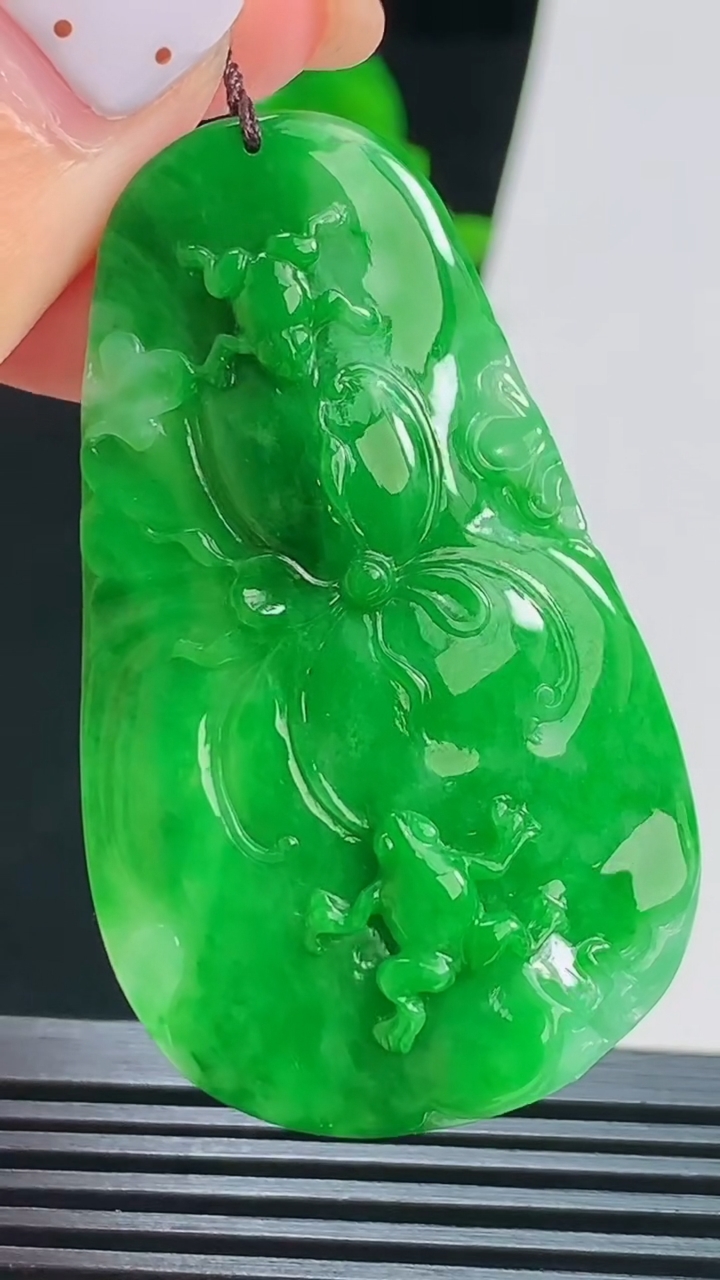 天然A货翡翠呱呱来财 荷花吊坠，尺寸52.8-31.5-8.5 重量:15.11g
8月22日