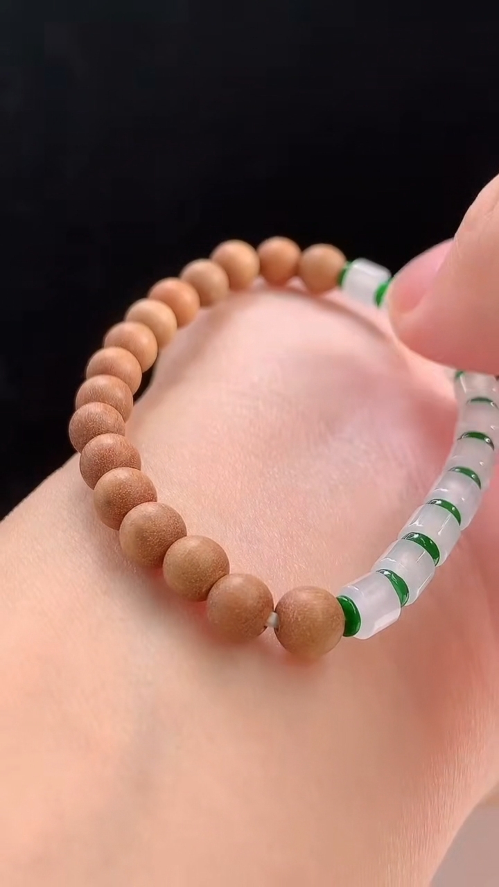 天然A货翡翠种白冰路路通 檀香手串，尺寸4.4-4.8重量:6.07g8月22日
工厂直销收藏佳品,种好水足，色泽均匀，有种有色，上手高大气！