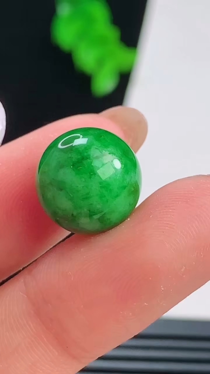 天然A货翡翠圆珠镶嵌件，尺寸12.8 重量:3.81g8月22日
工厂直销收藏佳品,种好水足，色泽均匀，有种有色，上手高大气！