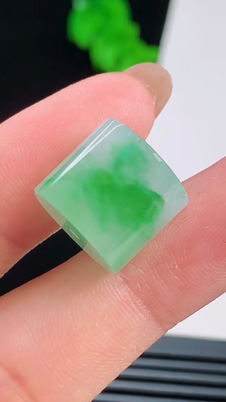 天然A货翡翠路路通吊坠，尺寸12-13.5 重量:5.81g
8月22日