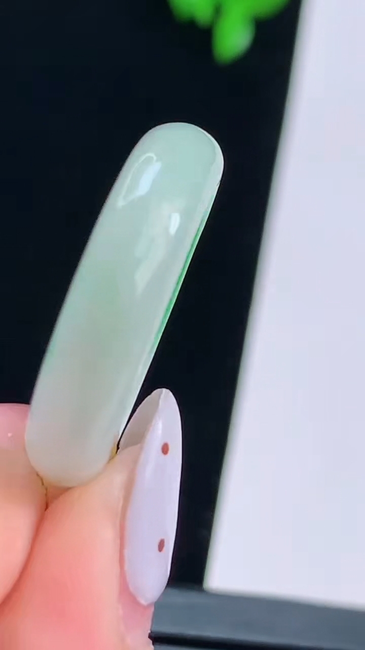 天然A货翡翠玉指环 戒指，尺寸17.8-5.8-3.8 重量:4.84g2026年8月22日
工厂直销收藏佳品,种好水足，色泽均匀，有种有色，上手高大气！