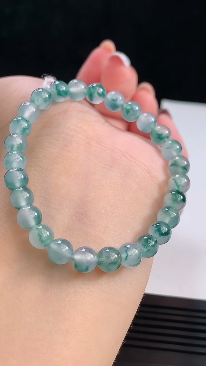 天然A货翡翠种飘花圆珠手串，尺寸6-27颗 重量:11.49g8月22日
工厂直销收藏佳品,种好水足，色泽均匀，有种有色，上手高大气！