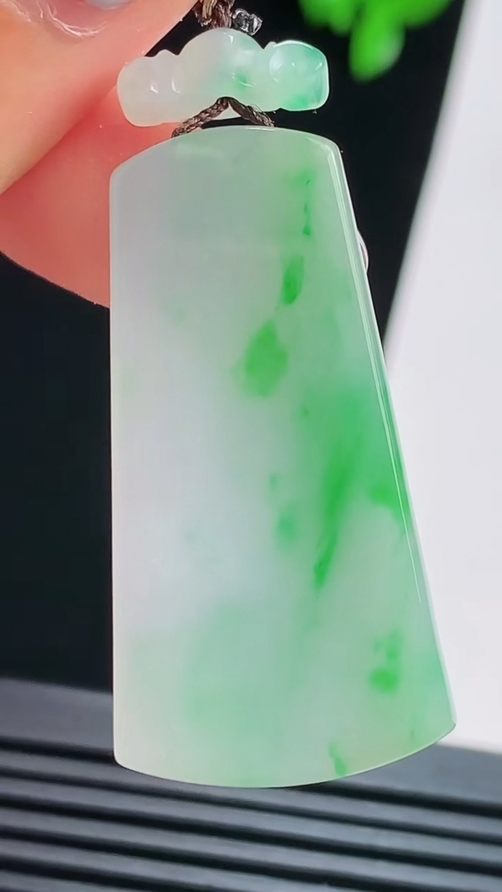 天然A货翡翠无事牌吊坠，尺寸38-19.5-3.2，重量:6.80g
8月22日