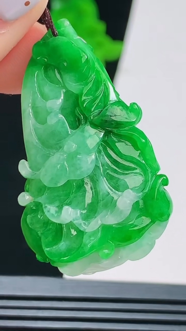 天然A货翡翠白菜吊坠，尺寸40.6-24.2-11.5 重量:12.63g
8月22日
