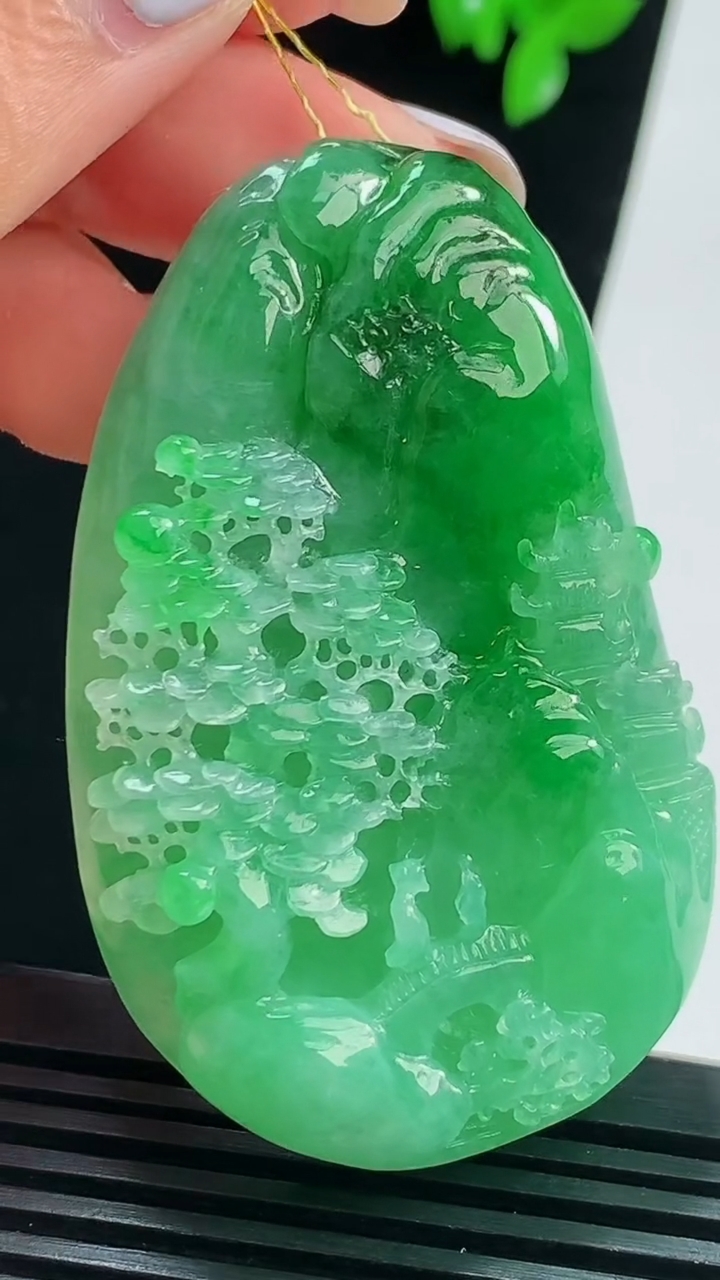 天然A货翡翠山水牌吊坠，尺寸58.6-36-11.6 重量:53.90g
8月22日