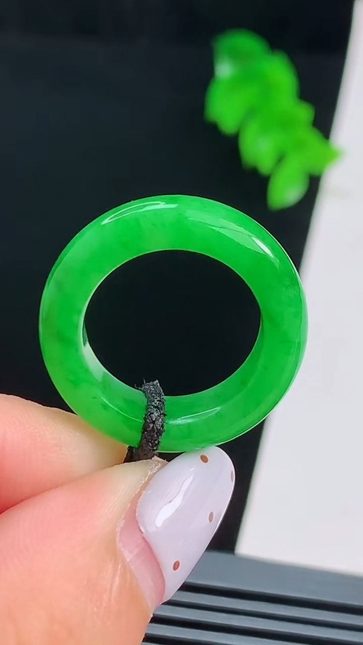 天然A货翡翠玉指环 戒指，尺寸15.6-6.2-4 重量:4.52g2026年8月22日
工厂直销收藏佳品,种好水足，色泽均匀，有种有色，上手高大气！