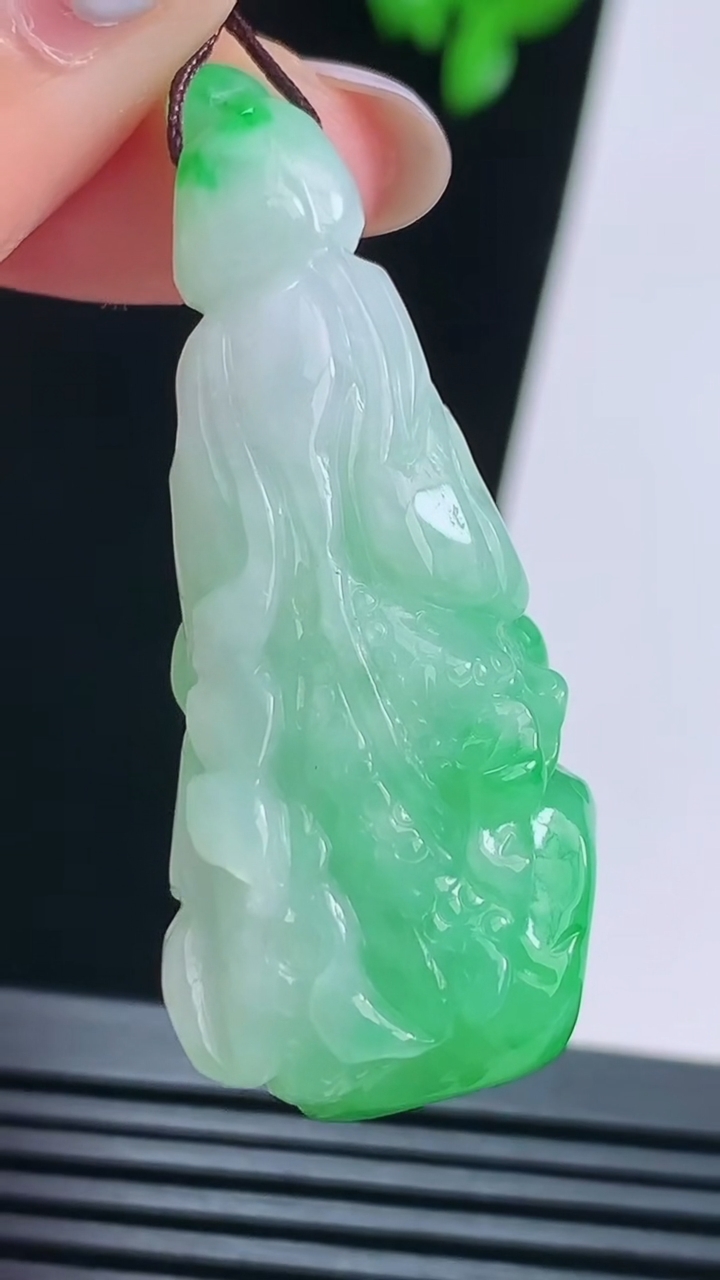 天然A货翡翠白菜吊坠，尺寸46.5-19.6-11 重量:15.15g
8月22日