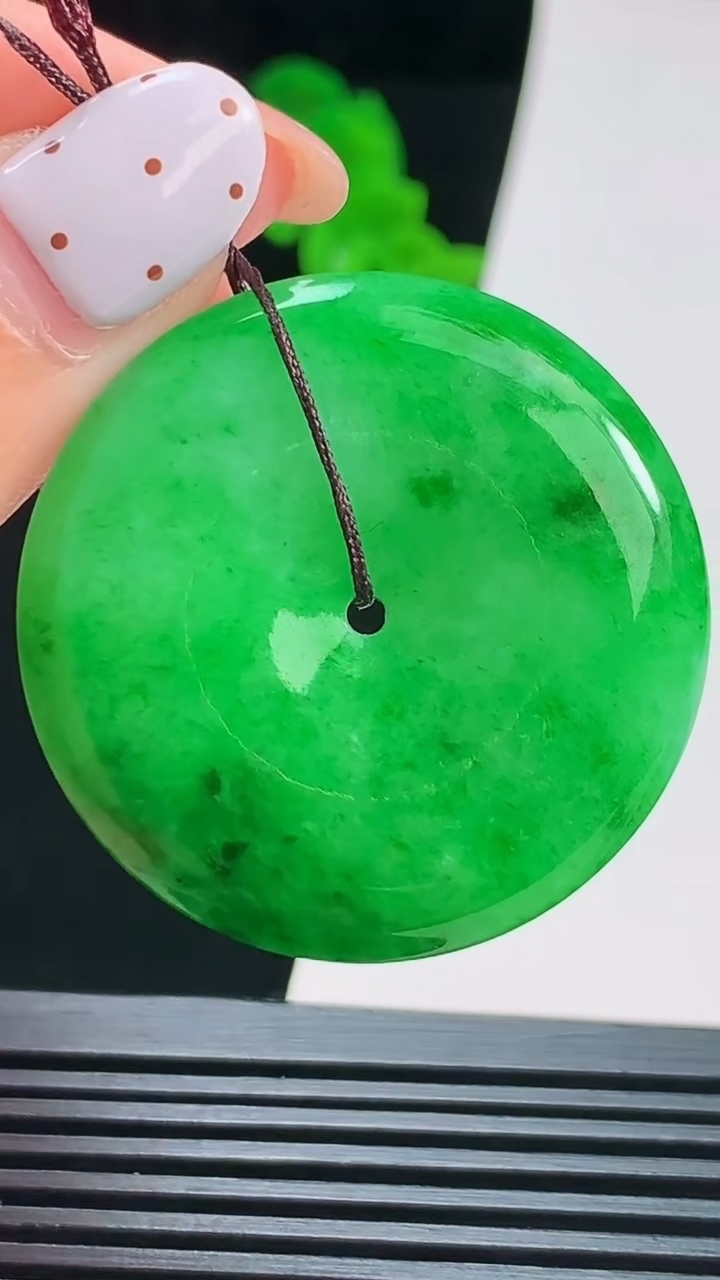 天然A货翡翠平安扣吊坠，尺寸37-6 重量:17.78g
8月22日