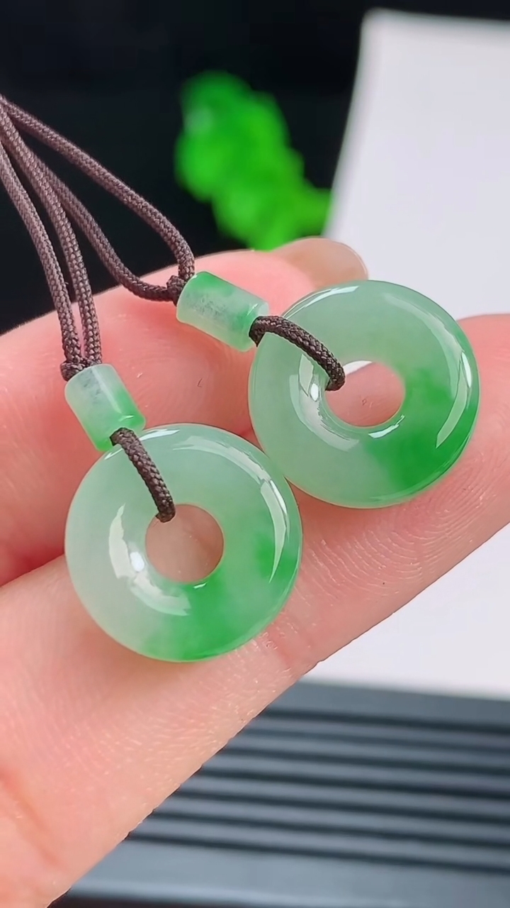 天然A货翡翠平安环吊坠一对，尺寸13.5-4，重量:3.23g
8月22日