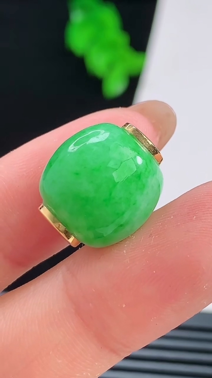 天然A货翡翠路路通吊坠，尺寸15.5-12.5-14，重量:4.78g
8月22日