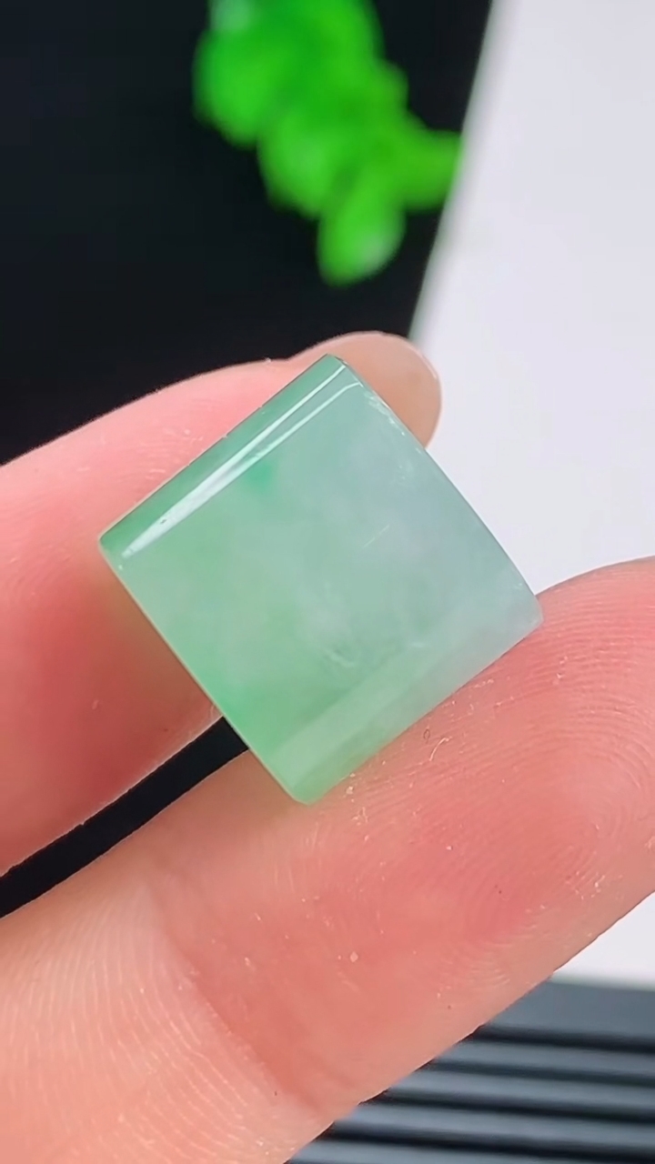 天然A货翡翠路路通吊坠，尺寸12-13.5 重量:5.81g
8月22日