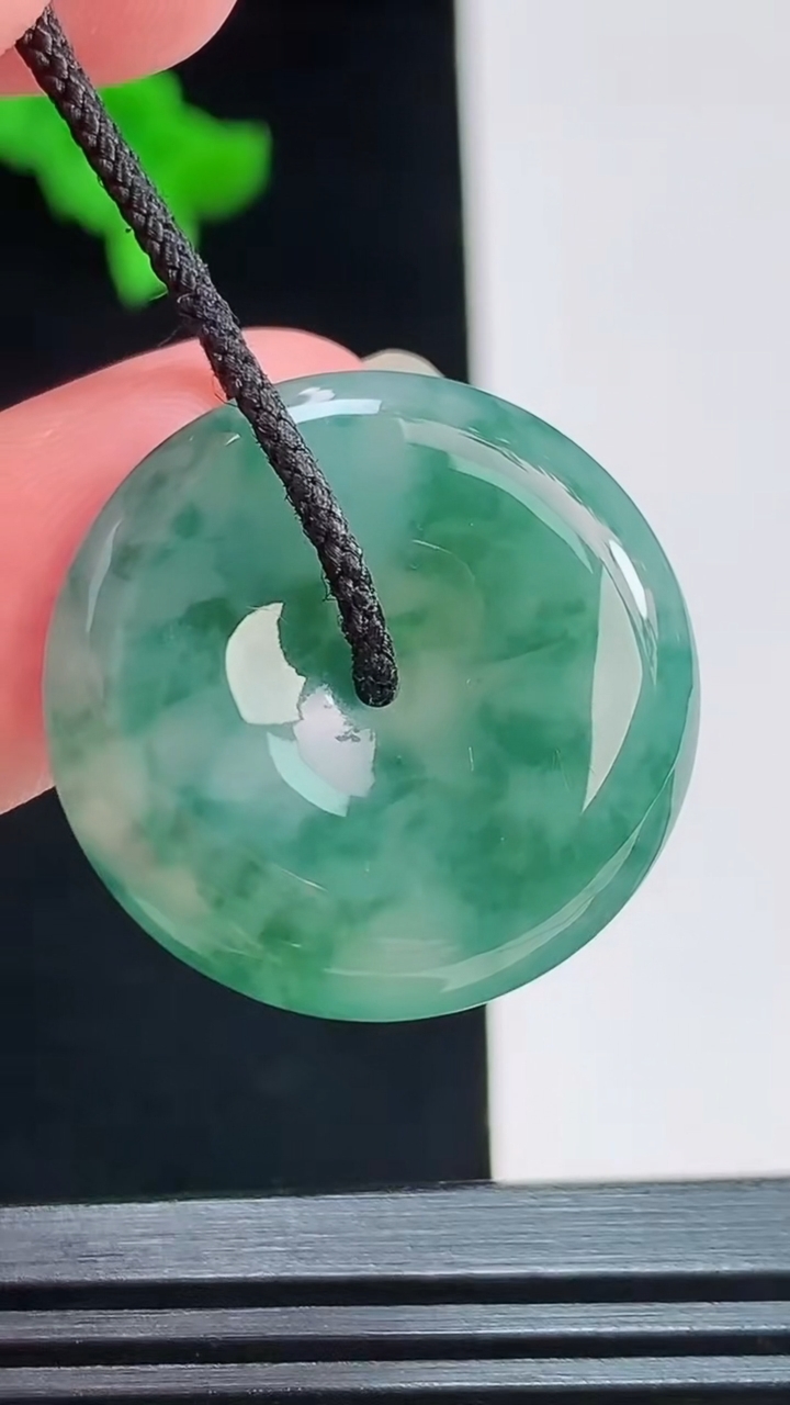 天然A货翡翠飘花平安扣吊坠，尺寸25.6-6重量:8.00g
8月22日