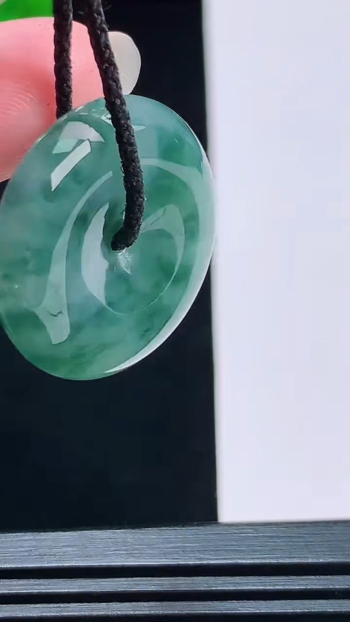 天然A货翡翠飘花平安扣吊坠，尺寸25.6-6重量:8.00g
8月22日