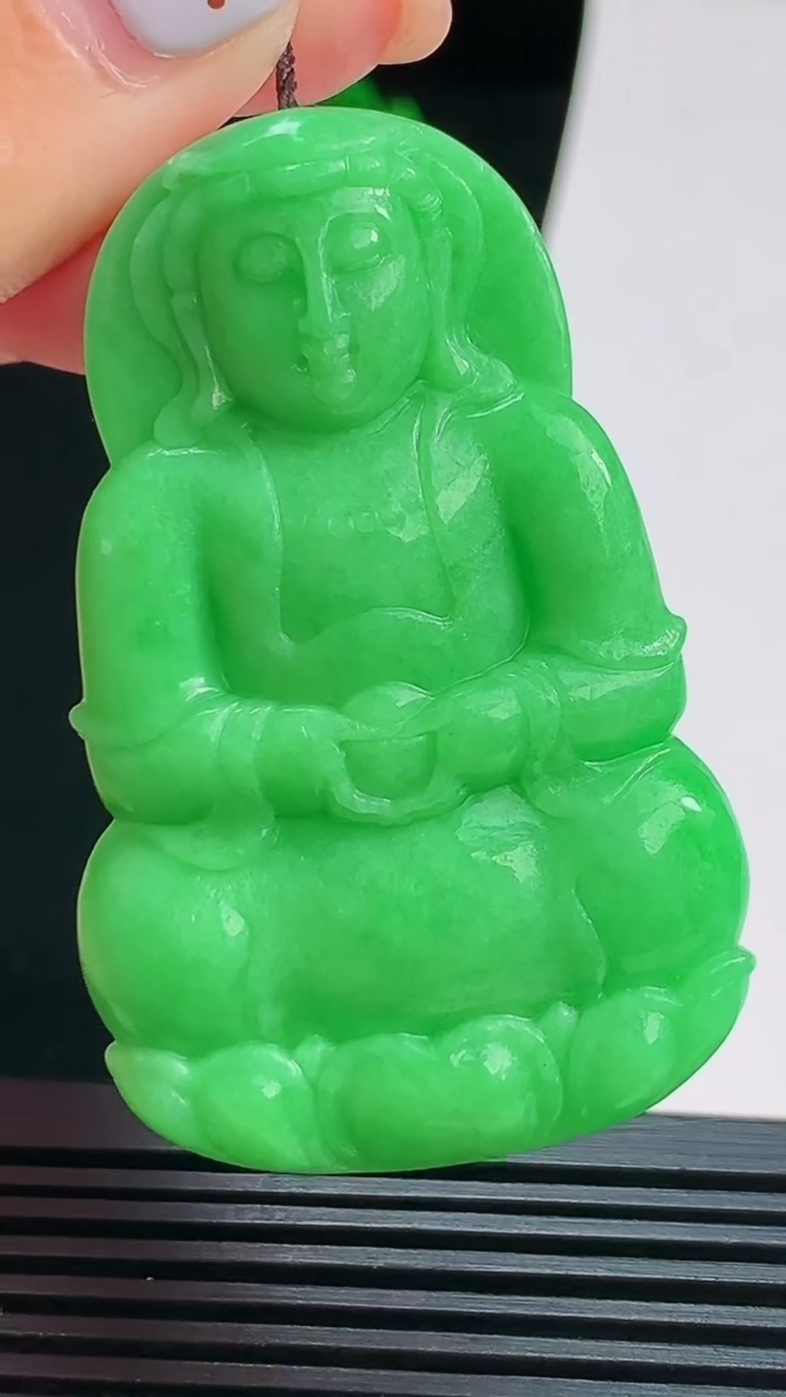 天然A货翡翠正装观音吊坠，尺寸55.6-35-6.5，重量:24.52g
8月22日